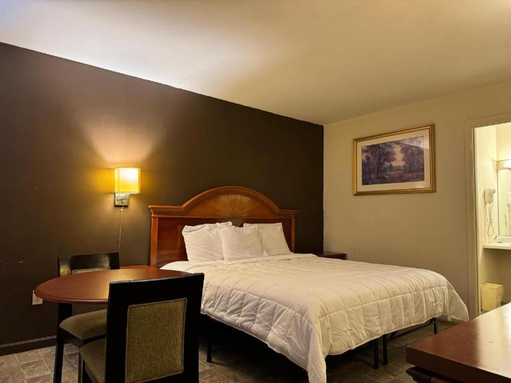 Country Club & 2* Fostoria
